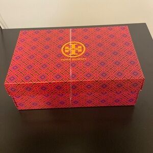 Brand New Never Worn Tory Burch Sandal.